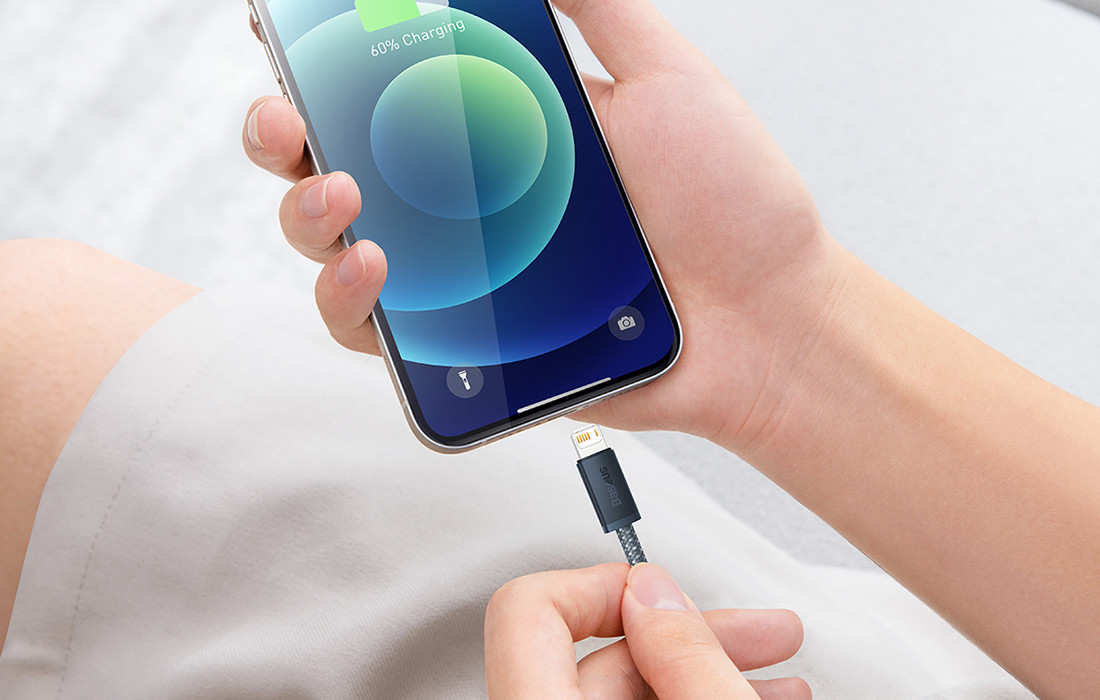 Kabal USB-A na Lightning BASEUS 1m siva omogućava istovremeno punjenje i prijenos podataka